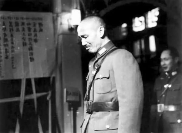 47年，蔣介石來到延安，在一口窯洞問村民：毛澤東跟你說過話嗎？