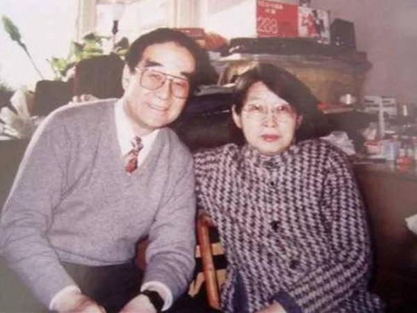 1959年,毛主席參加大女兒李敏婚禮,一向不勝酒力的他連乾數杯 1959年,毛主席參加大女兒李敏婚禮,一向不勝酒力的他連乾數杯