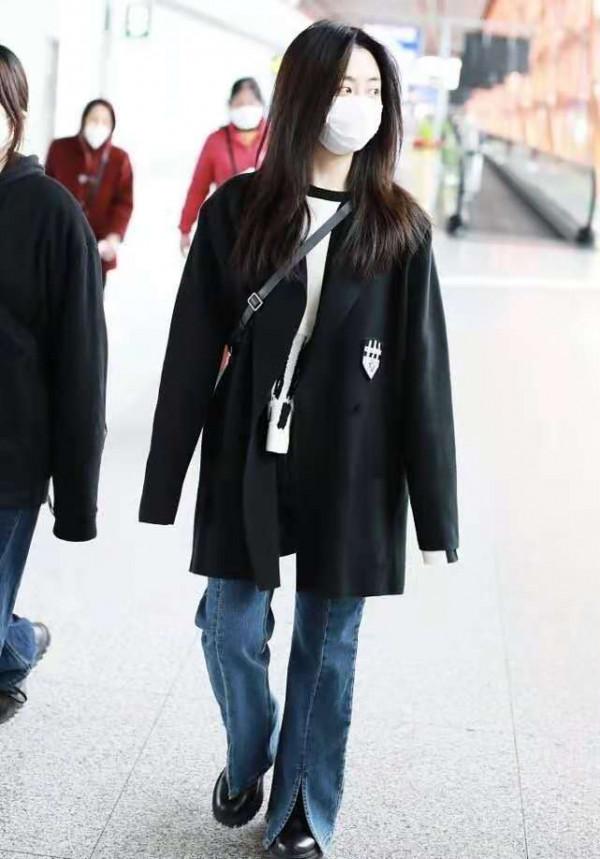 譚松韻太會減齡了吧！黑色西服配牛仔褲，嫩得像個高中生