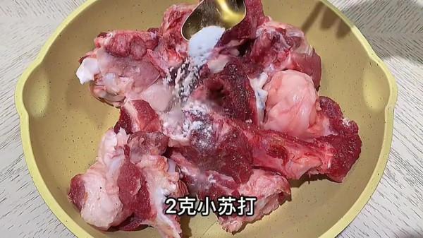 燉骨頭湯，牢記“兩不放”訣竅，湯白肉香不油膩，營養全保留