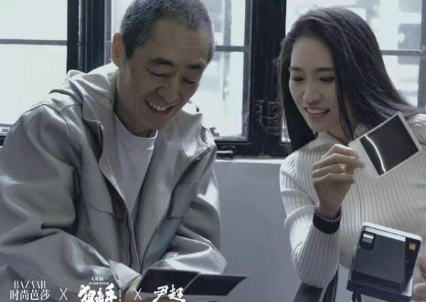 張藝謀太寵長女，張末拍照72歲的他開心賣萌，臉上老年斑搶鏡