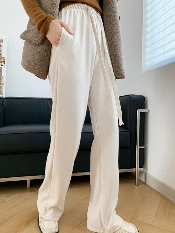 燈芯絨休閒褲，兼具保暖性和實穿性