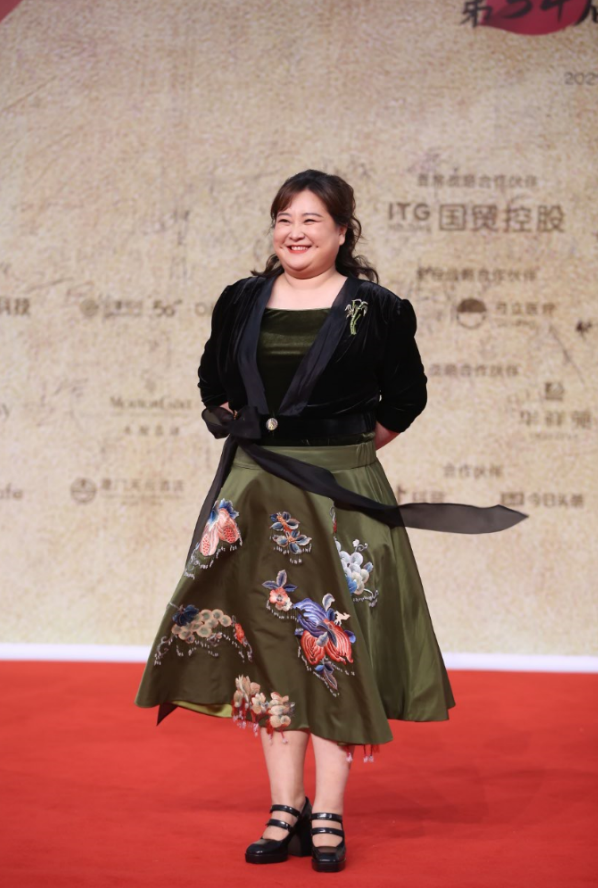 金雞獎女星生圖：倪妮凍得發抖，張小斐妝容翻車，關曉彤滿臉疲倦