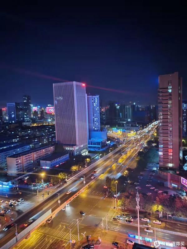 上握華為Mate40Rs，下持三星 Galaxy Z Flip3，效能與顏值兼得的快樂