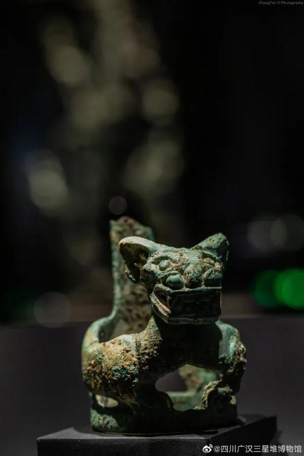 虎年限定！三星堆又上新，“虎頭龍身”還叼著一把刀