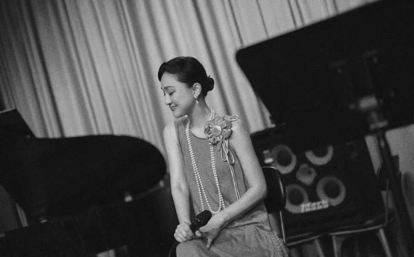 周迅又一次驚豔到大家！穿美式復古風跳舞風情萬種，電影臉太絕了