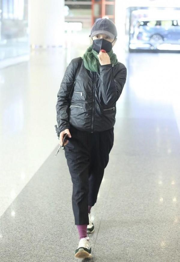 周迅私下裡沒啥女明星的樣子,感覺跟剛進城似的,差點認不出來了 周迅私下裡沒啥女明星的樣子,感覺跟剛進城似的,差點認不出來了