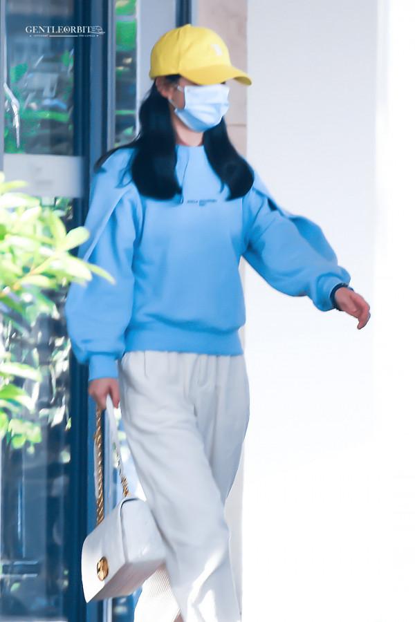 趙麗穎上海機場到達飯拍圖藍色衛衣的休閒風穎寶
