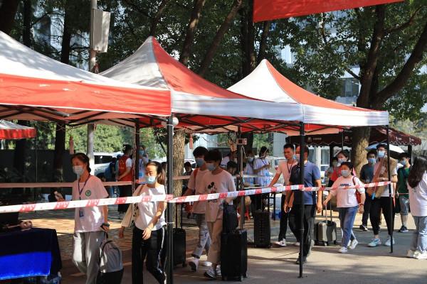 湖北商貿學院迎新現場直擊：很高興遇見你，2021級的小萌新