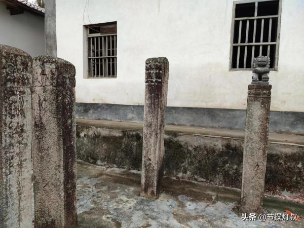 小山村裡的功名柱石碑，經百年歲月洗禮，仍光彩耀人