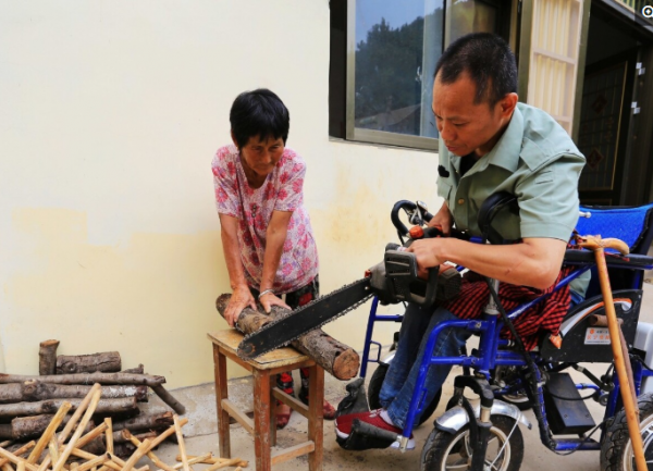 山東漢22歲遇車禍癱瘓，趴床“練功”23年，如今身懷絕技，看是啥