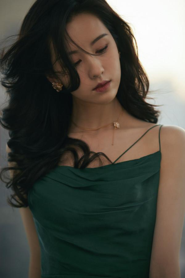 “最美校花”陳都靈穿墨綠長裙 港風十足