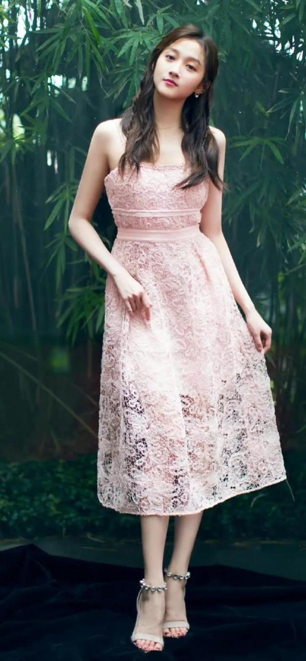 關曉彤,1997年9月17日出生於北京市,身高172釐米 關曉彤,1997年9月17日出生於北京市,身高172釐米