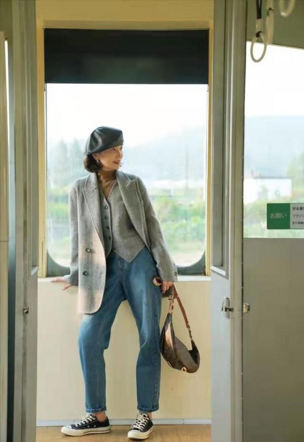 天氣涼了不要只會穿黑色，還有三種顏色可選，顯白又有年輕活力