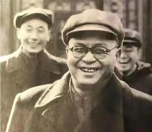 著名歷史學家吳晗,與癱瘓姑娘袁震的感情史 著名歷史學家吳晗,與癱瘓姑娘袁震的感情史