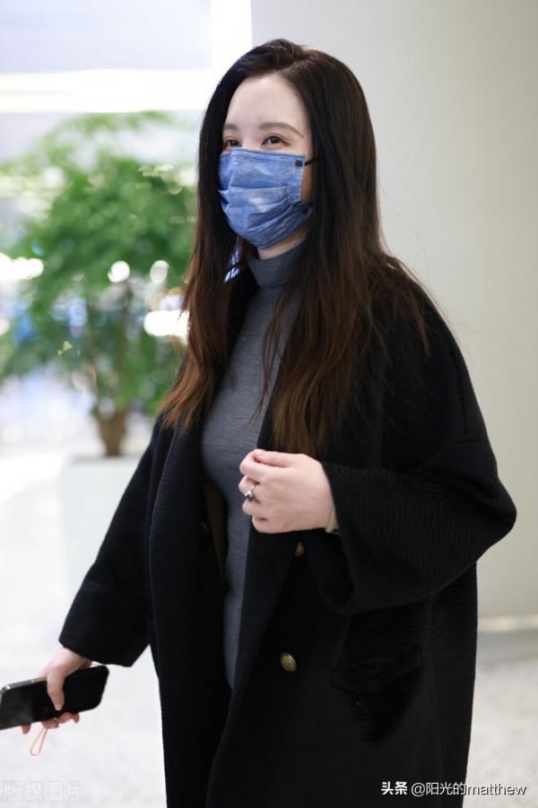 街拍:張萌黑色外套藍色毛衣冬日裡的清爽對鏡頭搞怪鬼馬可愛 街拍:張萌黑色外套藍色毛衣冬日裡的清爽對鏡頭搞怪鬼馬可愛