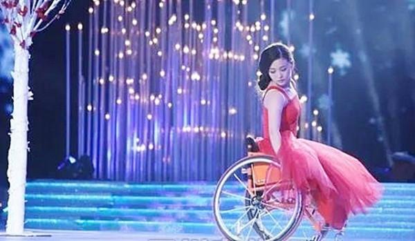 她在汶川地震中喪女失腿,6年後再嫁華裔學霸,今兒女雙全很幸福 她在汶川地震中喪女失腿,6年後再嫁華裔學霸,今兒女雙全很幸福