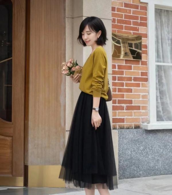 秋季有一種穿搭叫“針織衫+半裙”，簡單好看又舒服，優雅又舒服