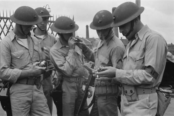 傲慢的美國教官目睹了遠征軍的軍事素養以後，感到了折服和敬畏