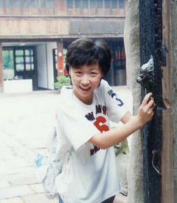 著名主持人魏笑：新婚24小時離世，丈夫至今未娶，父親仍在懷念她