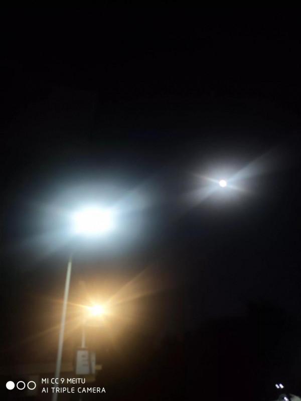 月光拉長了思念