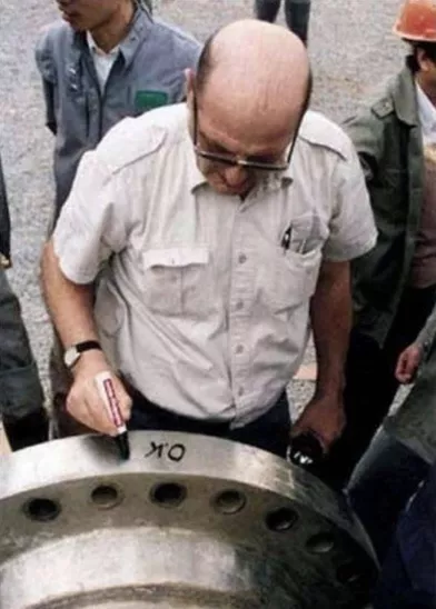 資產百億，連夜把公司送人後，他去哪了？