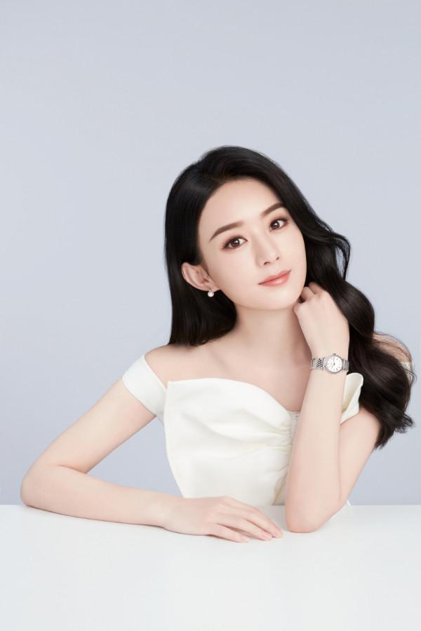 趙麗穎越來越美了，穿純白色露肩裝配微卷長髮，優雅似名媛