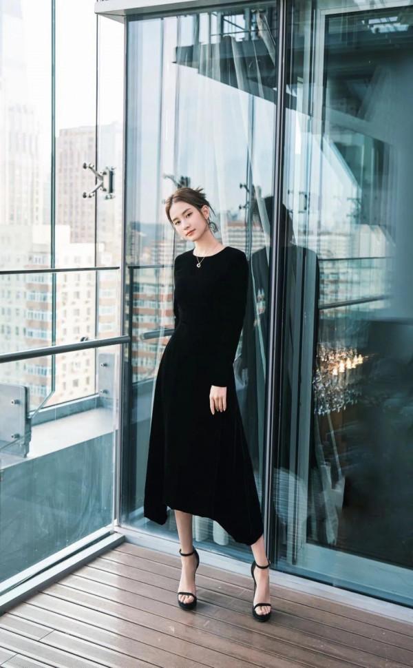 何超蓮好好看，狀態也一直線上 名媛千金的氣質就是不一樣呀