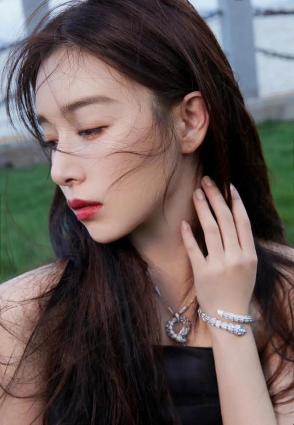 闞清子，清冷孤傲不食煙火！形容她只需要兩個字：高貴