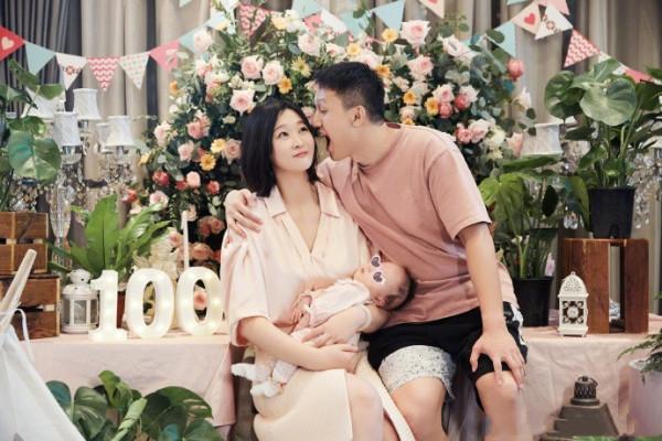 惠若琪退役後審美提升，穿襯衫裙抱娃好優雅，一家三口同框真幸福