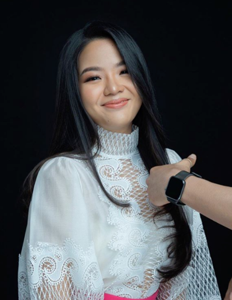 24歲柬埔寨公主自信曬中國大學畢業證，笑容甜美，穿蕾絲襯衫好美