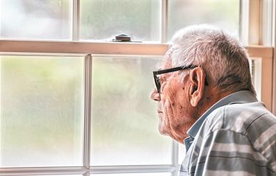 喜歡2種睡姿的老人，或易患老年痴呆風險，看一下，你睡對了嗎？