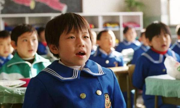 雙減再次放大招，小學生再次迎來調整，上學連書包都不用背了？