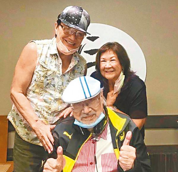 96歲樂壇教父開演唱會，眾星捧場星光熠熠，周慧敏與黃凱芹合影