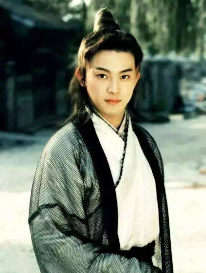 初見發如濃墨，再見禿頭禿腦！這12位男星的頭，讓女人好心碎