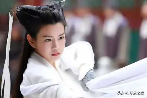 陳妍希大方曬兒子正臉，5歲還啃奶嘴惹爭議，今一家三口生活幸福