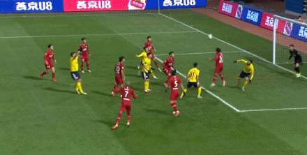 在中超後防輕鬆玩倒鉤！26歲土炮證明蘇寧冠軍成色，替補都這麼強