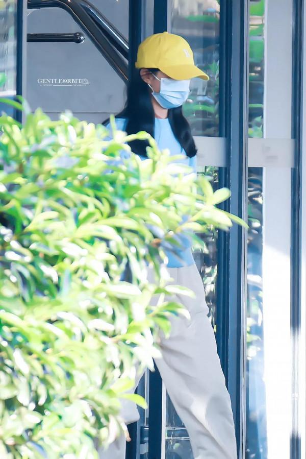 趙麗穎上海機場到達飯拍圖藍色衛衣的休閒風穎寶