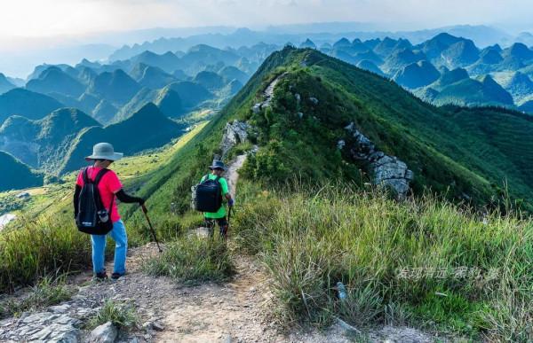 閒登廣東莫六公頂，在絕美山脊線俯瞰千座秀麗喀斯特峰叢