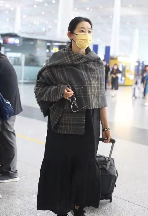 倪萍才是央視大贏家!暴瘦後圍披肩走機場霸氣十足,一姐氣場太強 倪萍才是央視大贏家!暴瘦後圍披肩走機場霸氣十足,一姐氣場太強