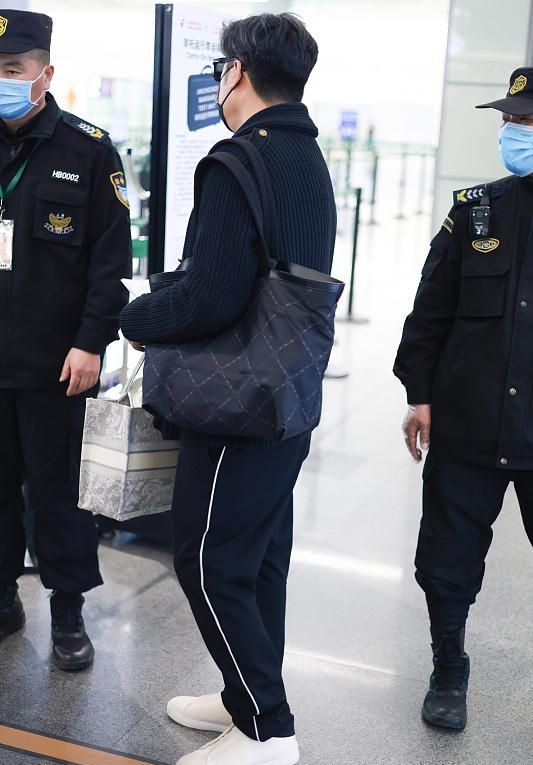 王嶽倫帶小姑娘走機場不避嫌，女方正臉首曝光，身高近1米8超漂亮