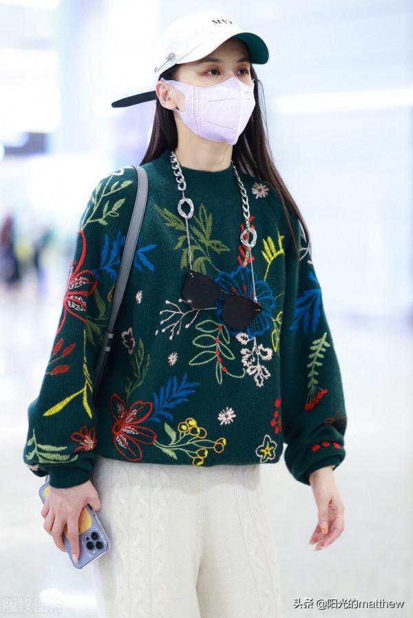 街拍：黃聖依綠色印花毛衣+白色闊腿褲+棒球帽休閒隨性