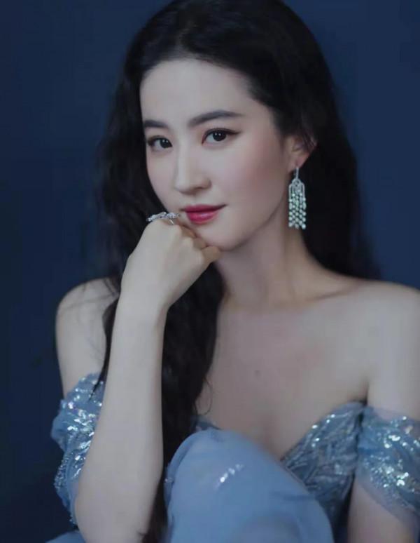 只要一大笑，顏值就垮掉的5位明星，劉亦菲女神形象全無