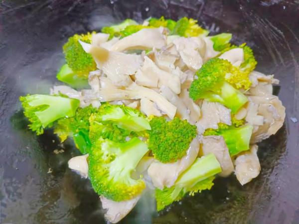 星期天小李來蹭飯,我做4道菜招待,她說:“我下次還是在家吃吧” 星期天小李來蹭飯,我做4道菜招待,她說:“我下次還是在家吃吧”