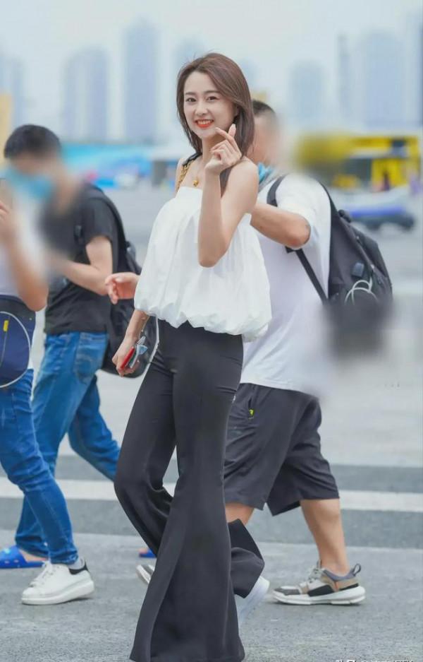 任月光親吻我的憂傷，撫慰我的孤寂