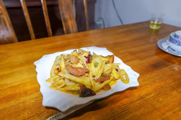 陝西秦嶺深處的千年古鎮，特色美食石頭魚，家家味兒不同