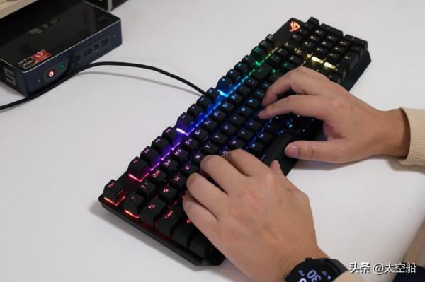拒絕櫻桃軸一統天下，自研軸體也很香，ROG遊俠NX機械鍵盤評測