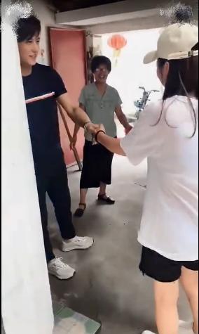 明星迴村“土味現形記”：舞臺上有多光鮮亮麗，回家就有多接地氣