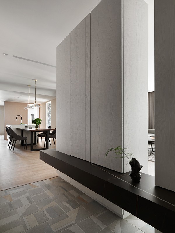 她花20萬裝100㎡新房，做最對的事：床頭隔出步入式衣帽間，漂亮