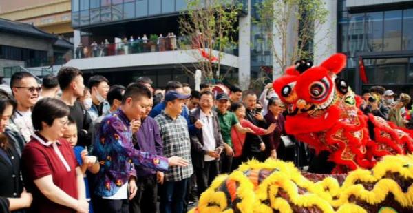 德雲社又有喜事了！郭德綱一家三口罕見同框，親朋好友都來捧場